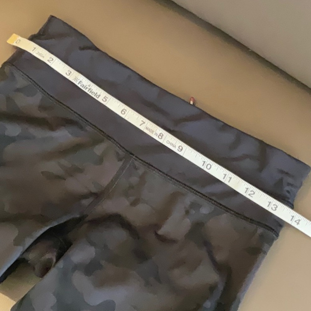Lululemon camo black capri - Picture 7 of 11
